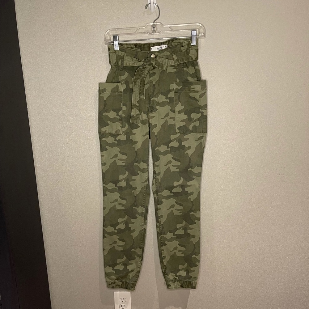 Hollister Super Cute Pants Camo Size Small New Perfect Condition